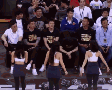 白敬亭看小姐姐热舞，眼神无处安放