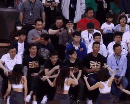 白敬亭看小姐姐热舞，眼神无处安放
