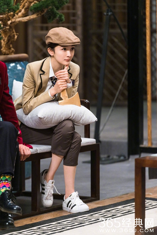 杨幂复古男装造型，了解一下！