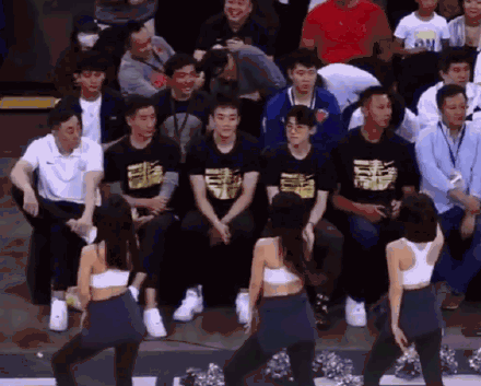 白敬亭看小姐姐热舞，眼神无处安放