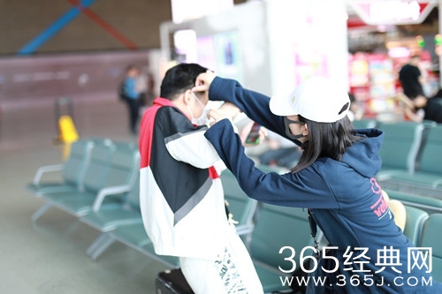 谢娜摘男助理口罩，心情超嗨