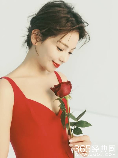 刘涛红裙展露娇媚，网友：美得过分了