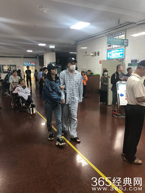陈亦飞被曝住院，谭维维全程陪护