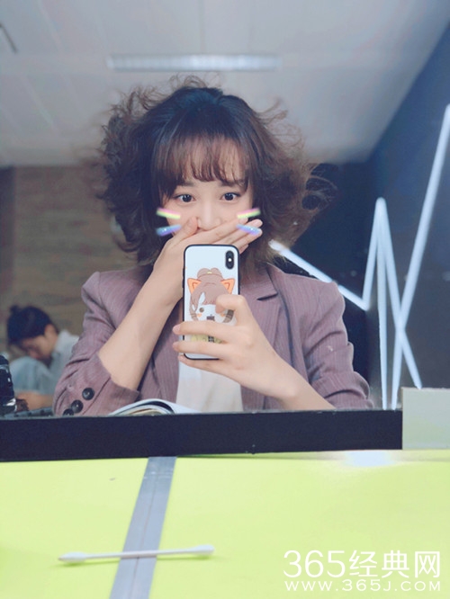 蓝盈莹爆炸头曝光，网友直呼可爱