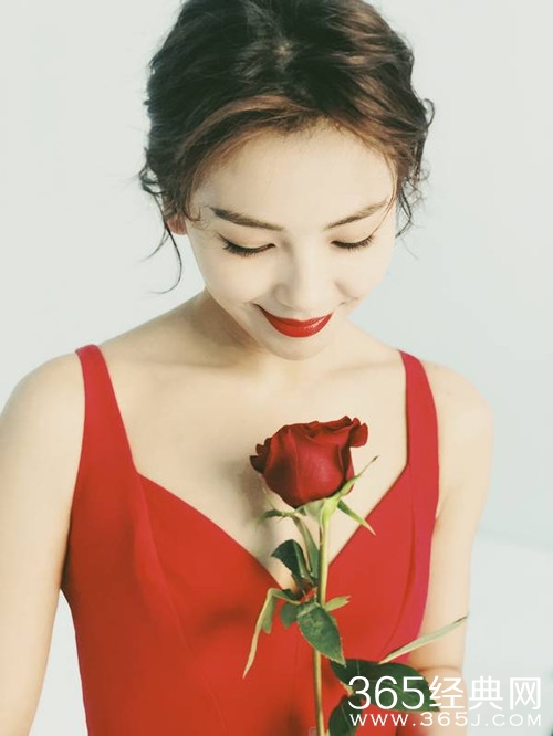 刘涛红裙展露娇媚，网友：美得过分了