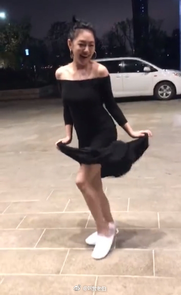 小S模仿梦露，网友：你的身材真的比少女还少女