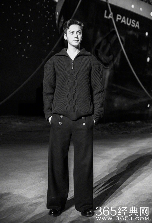 陈伟霆巴黎看秀，阔腿裤造型帅气十足