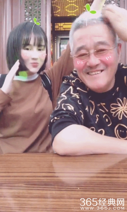 赵本山与女儿同框录搞怪视频，网友：好可爱