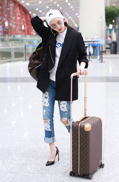 范冰冰启程前往戛纳，白色发带十分抢眼