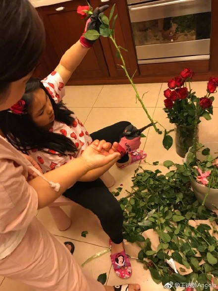 李湘晒王诗龄插花照，模样认真又可爱