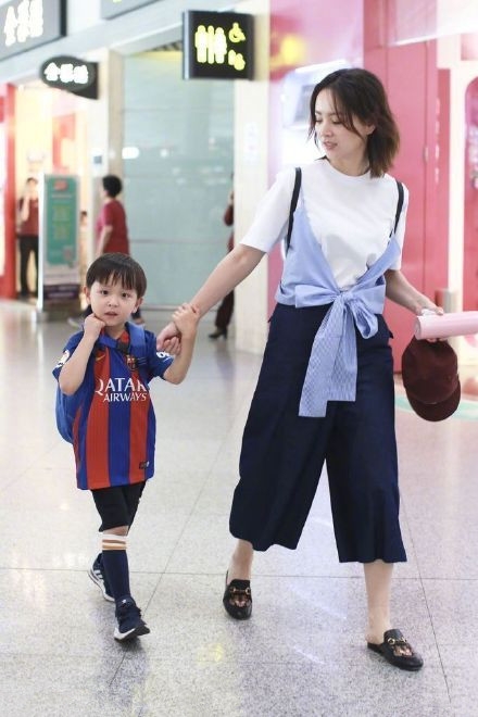 大麟子和妈妈邓莎现身机场，尽显呆萌