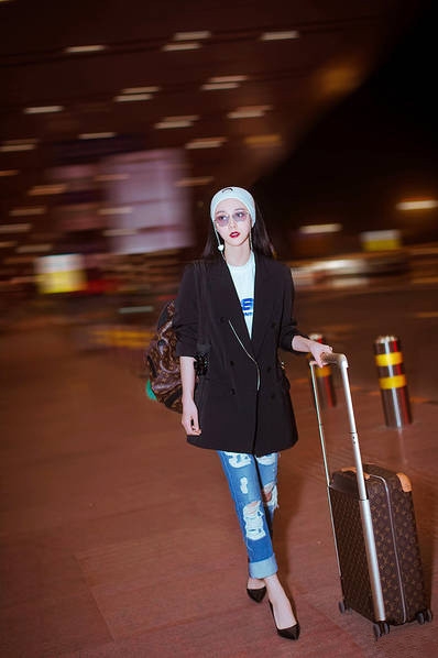 范冰冰启程前往戛纳，白色发带十分抢眼