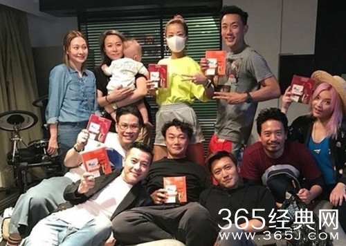 谢霆锋约老友组饭局，并亲自下厨