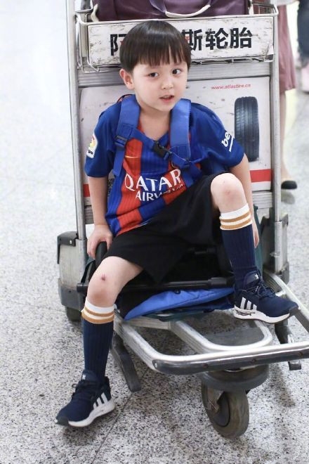 大麟子和妈妈邓莎现身机场，尽显呆萌