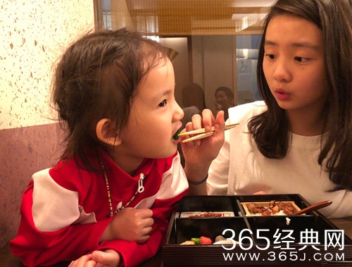 多多喂多妹吃饭，网友：姐妹俩好有爱
