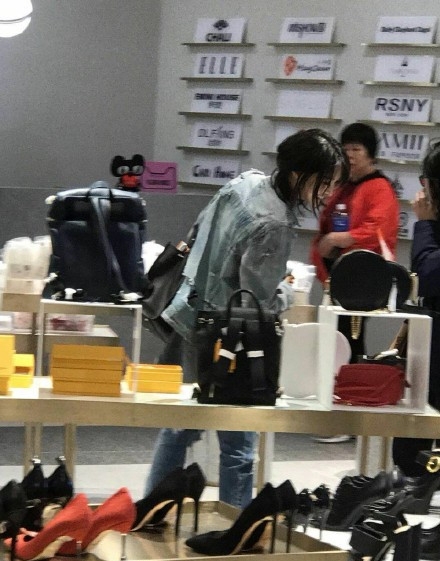 网友偶遇郑爽逛商场，大赞她温柔