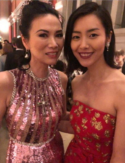 邓文迪刘雯孙菲菲合照，网友：三个优秀的女人