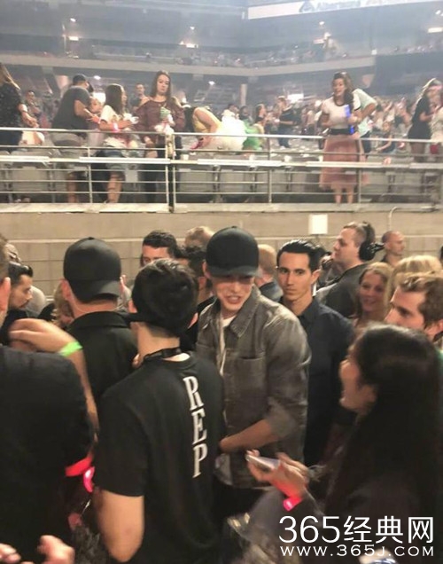 霉霉演唱会与男友甜蜜互动，引发尖叫