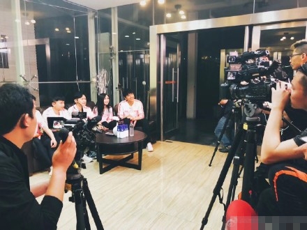 奔跑吧2张杰被秒撕 果然业务能力不强