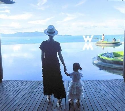 昆凌晒与小周周亲子装合影，画面温馨