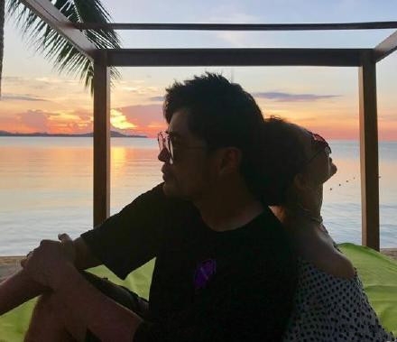 昆凌晒与小周周亲子装合影，画面温馨