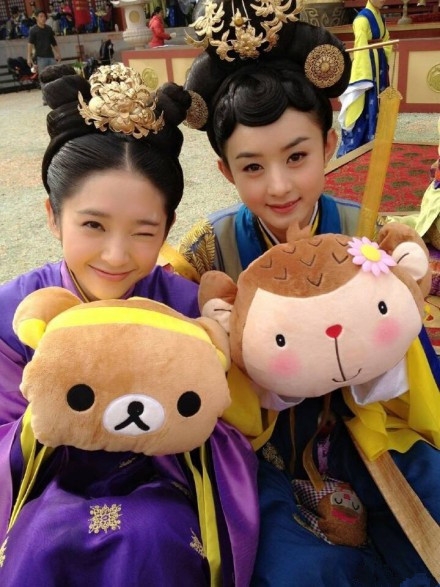 唐艺昕晒与赵丽颖合影，自嘲糊到没朋友