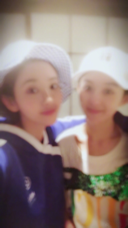 唐艺昕晒与赵丽颖合影，自嘲糊到没朋友