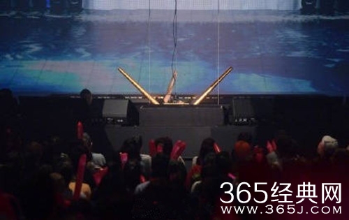 古巨基演唱会不慎坠台，经纪人报平安