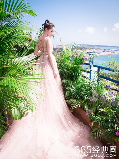 关晓彤红毯造型曝光，网友：终于好看一回