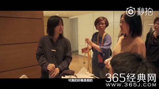 周笔畅被妈妈吐槽假鼻子，网友：绝对是亲妈