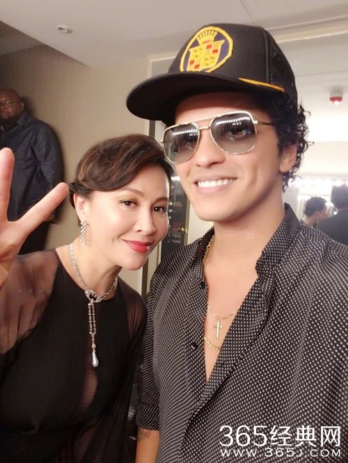 刘嘉玲与火星哥合影，网友：羡慕