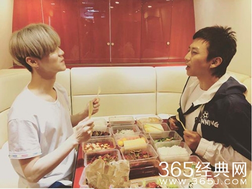 鹿晗晒与邓超共享美食，网友：吃货父子