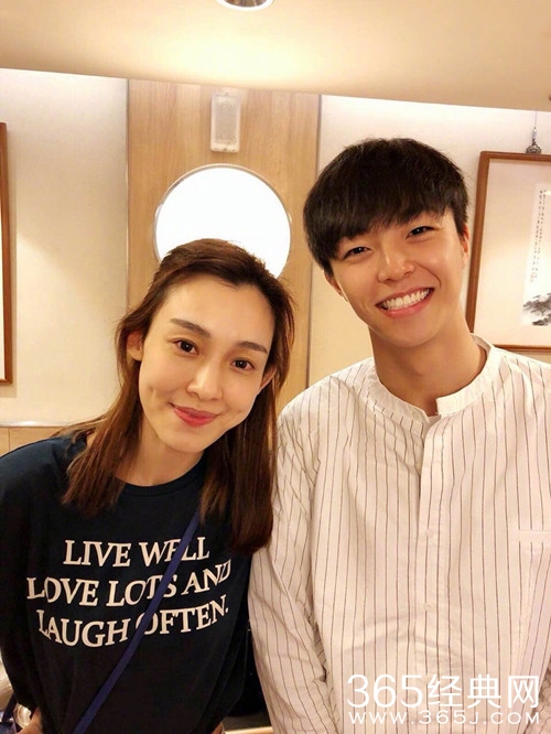 范文琪晒与陈立农合照：嗨!农农!