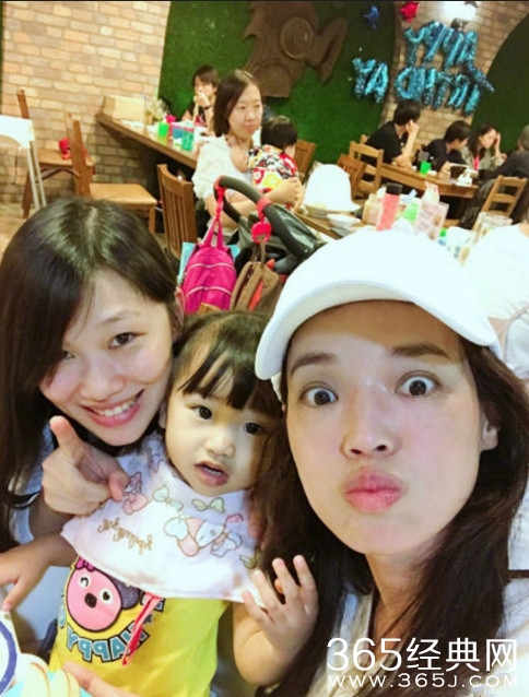 舒淇素颜晒美食，嘟嘴卖萌十分可爱