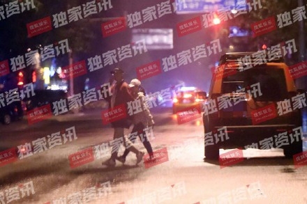 张靓颖与帅哥牵手同行，姿态亲密