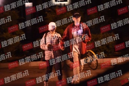 张靓颖与帅哥牵手同行，姿态亲密