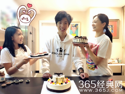 张艺谋妻子为儿子庆生，网友：好帅的儿子