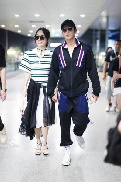 霍思燕杜江合体现身机场，狗粮撒不停