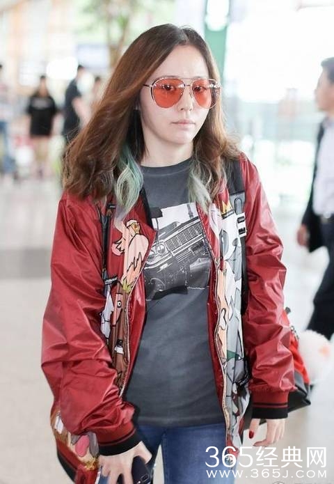 张靓颖恋情后首露面，状态极差