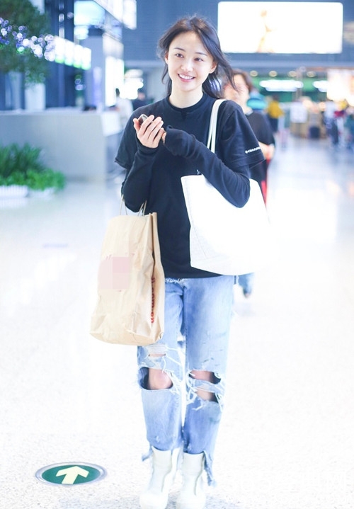 郑爽素颜现身机场，与粉丝有说有笑