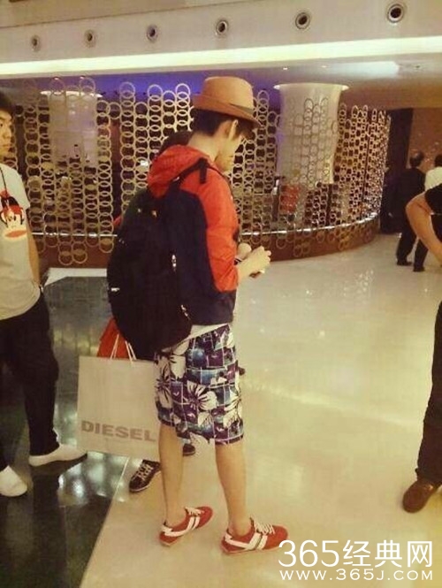 张翰示爱花裤衩，网友：是真爱呀！