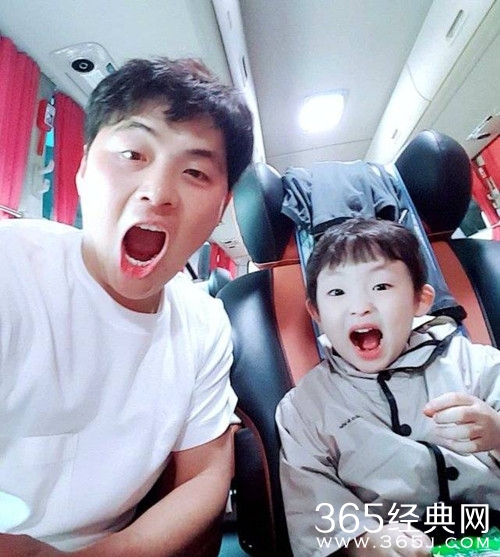 宋仲基哥哥近照曝光，两兄弟十分相似