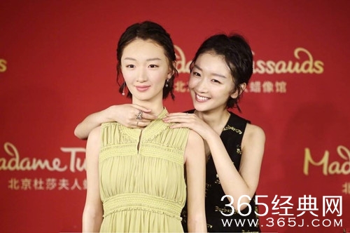 周冬雨为蜡像揭幕，拒绝和张一山摆一起