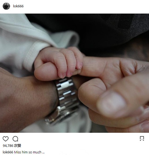 余文乐晒儿子小手表白，画面温馨有爱