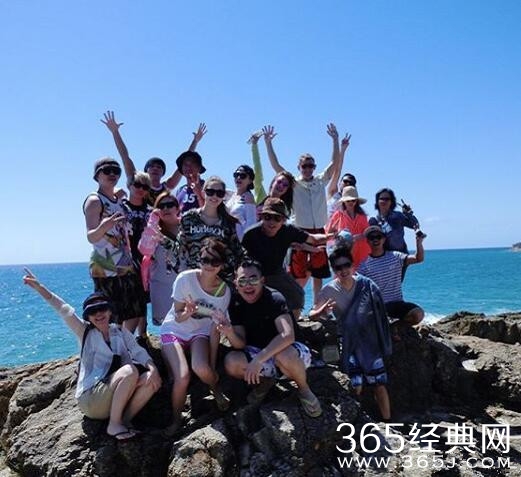 昆凌晒家人合照，周杰伦嘴巴含的东西是亮点