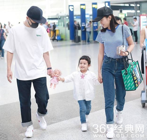 包贝尔一家三口现身机场，饺子噘嘴卖萌超可爱