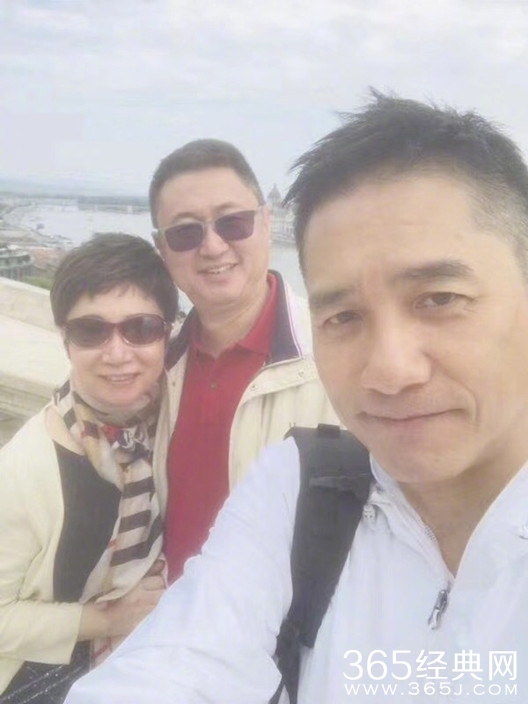 偶遇梁朝伟，与路人亲密合影