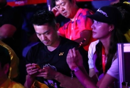 林丹谢杏芳同框，为中国羽毛球队助威