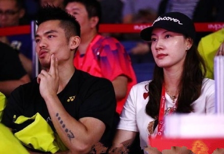 林丹谢杏芳同框，为中国羽毛球队助威