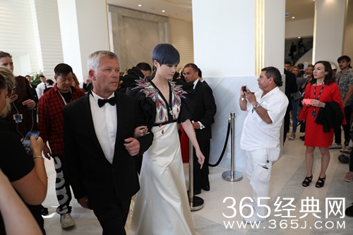 李宇春被传和外国人结婚?知道真相的我眼泪笑出来